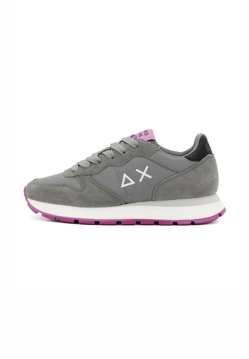 Sneakers in suede grigio con logo bianco e accenti rosa. Presentano una suola imbottita e punta arrotondata, con lace grigi e dettaglio sul tallone.