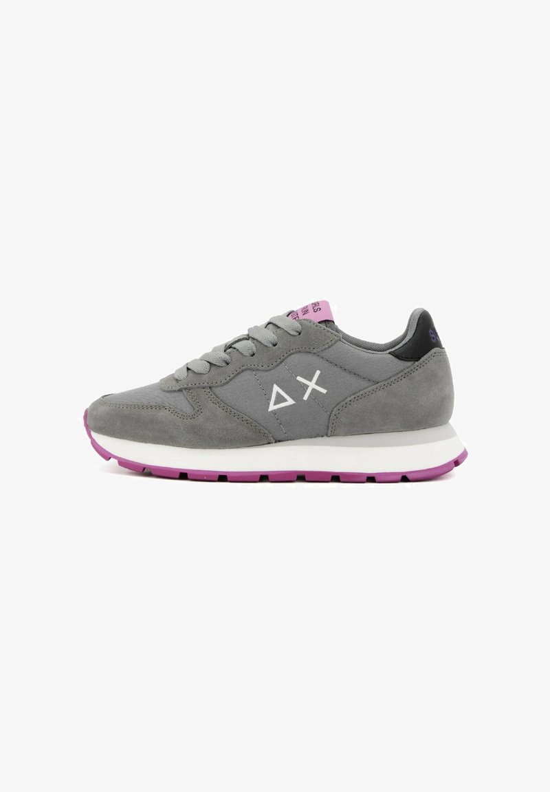 Sneakers in suede grigio con logo bianco e accenti rosa. Presentano una suola imbottita e punta arrotondata, con lace grigi e dettaglio sul tallone.