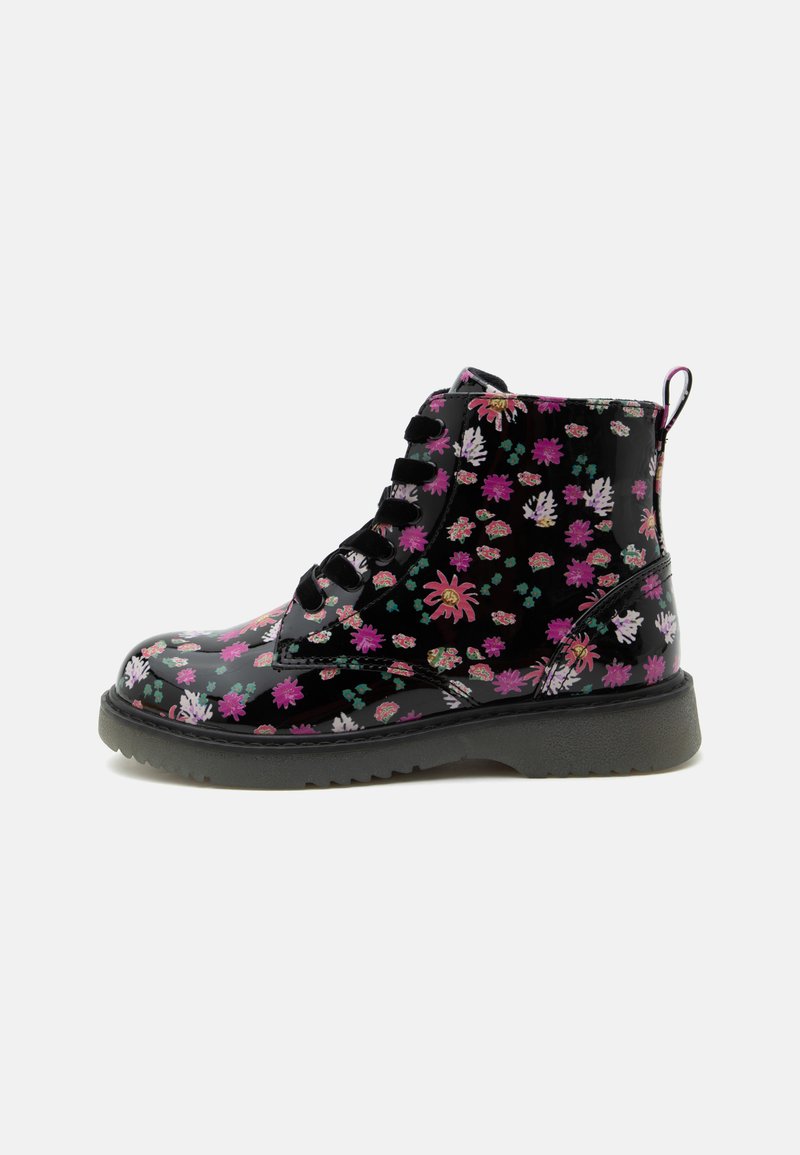 Μαύρο ankle boot από πατενταρισμένο δέρμα με ροζ, λευκό και πράσινο λουλουδάτο σχέδιο, μαύρα κορδόνια και χοντρή γκρι σόλα.