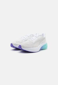 Puma DARTER PRO FADE - Silniční běžecké boty - white/electric peppermint