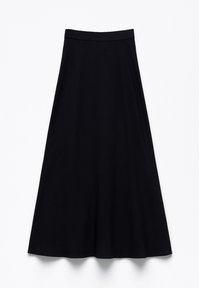 Czarna spódnica midi wykonana z miękkiego materiału. Krój w literę A z dopasowaną talią, gładka tekstura, bez widocznych wzorów ani ozdób.