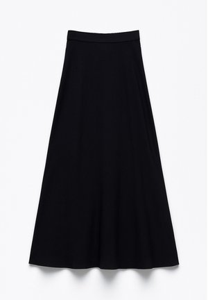 Czarna spódnica midi wykonana z miękkiego materiału. Krój w literę A z dopasowaną talią, gładka tekstura, bez widocznych wzorów ani ozdób.
