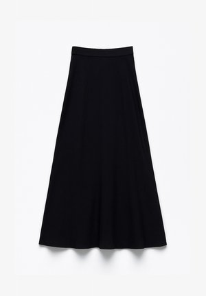 Czarna spódnica midi wykonana z miękkiego materiału. Krój w literę A z dopasowaną talią, gładka tekstura, bez widocznych wzorów ani ozdób.