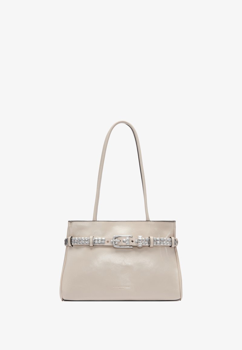 Beżowa skórzana torba o usztywnionym kształcie, z akcentem w postaci srebrnej klamry na pasku i gładką fakturą. Dwie długie rączki do noszenia.