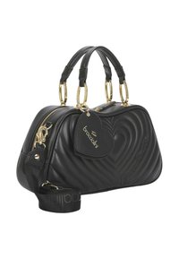 Sac à main matelassé noir avec ferrures dorées, double poignée et bandoulière amovible. Comprend une étiquette en forme de cœur et un détail de logo embossé.