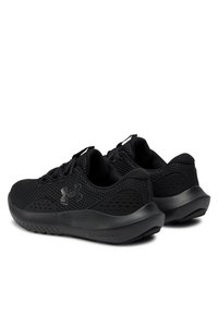 Schwarze Sportschuhe mit einem Obermaterial aus Mesh und gummierter Sohle. Merkmale sind Perforationen für Atmungsaktivität und ein glattes, abgerundetes Fersendesign.