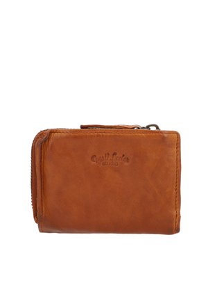 Portafoglio in pelle marrone con chiusura a zip, caratterizzato da un marchio impresso e una superficie liscia. Forma rettangolare compatta, con dettagli di cucitura superiore.