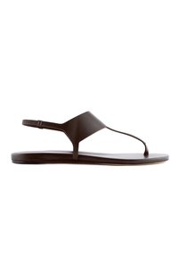 Sandali piatti in pelle marrone con una fascia a forma di Y e un design minimalista. Cinturino regolabile alla caviglia per una vestibilità sicura.