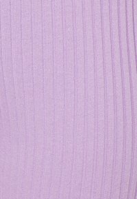 Tecido em malha canelada lilás com linhas verticais, apresentando uma textura suave e costura uniforme por toda a peça. Sem padrões ou acentos proeminentes.