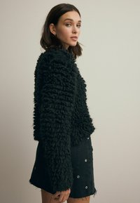 Next STATEMENT FLUFFY BUTTON UP - REGULAR FIT - Vesta na kopčanje - black
