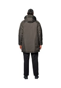 Ocieplana parka w ciemnoszarym kolorze, z kapturem, długimi rękawami i prostym krojem. Teksturowana tkanina z minimalnie widocznymi szwami i akcentami.