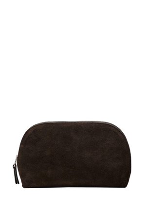 Borsa cosmetica in suede marrone con forma arrotondata, chiusura con zip e un piccolo dettaglio di frangia sulla zip. Texture morbida e design minimalista.