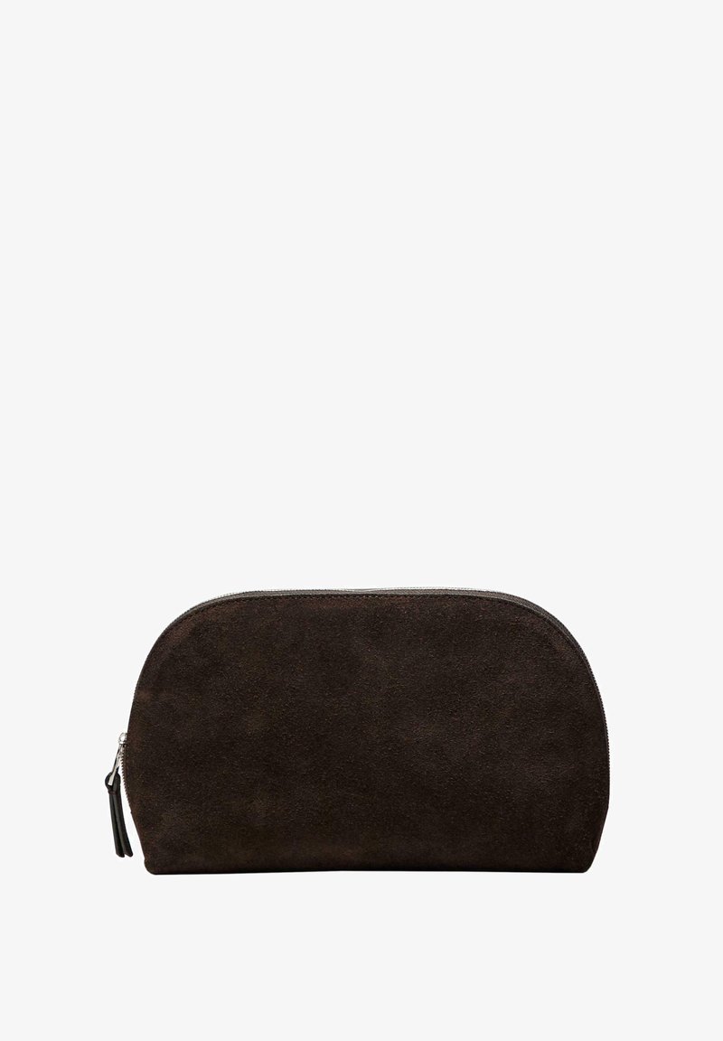 Bruine suède cosmeticazak met een ronde vorm, ritssluiting en een kleine kwastaccent op de rits. Zachte textuur en minimalistisch ontwerp.