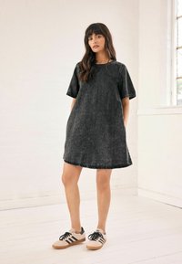 Next SHORT SLEEVE TALL - REGULAR FIT - Denimové šaty - washed black