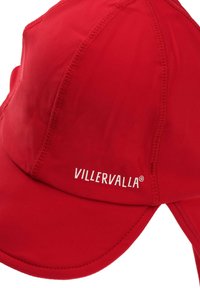 Cappello rosso realizzato in materiale leggero, con visiera curvata e dettagli cuciti. Logo "VILLERVALLA" in testo bianco sul lato.