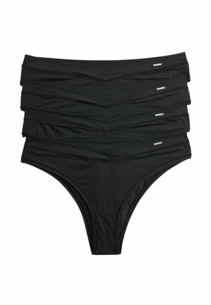 Cztery czarne bikini o wysokim stanie ułożone w stos, każda z małą prostokątną metalową metką po lewej stronie pasa.