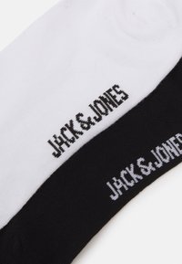 Zwart-witte katoenen sokken met ribbeltextuur. Kenmerkt het logo "JACK & JONES" in contrasterende kleuren op iedere sok.