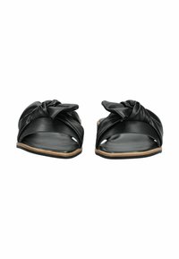 Schwarze Lederflip-flops mit einem geknoteten Riemendesign, offener Zehenpartie, flacher Sohle und einer glatten Textur mit einem natürlichen holzähnlichen Akzent an der Unterseite.