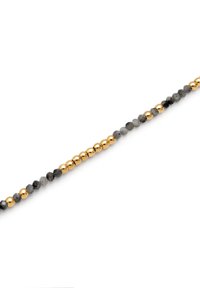 Armband med pärlor i guld-färgade sfäriska pärlor insprängt med grå, facetterade pärlor, vilket skapar en texturerad och kontrasterande design.