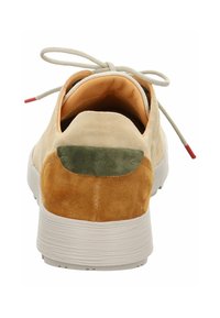 Zapatillas de ante color crema con un talón trasero en verde y marrón, lazadas beige y una suela blanca texturizada. Presenta un forro interior suave.