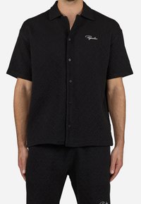 Zwart shirt met korte mouwen met een gestructureerd diamantpatroon, knoopsluiting aan de voorkant en geborduurd logo, met een getailleerde kraag en een comfortabele pasvorm.