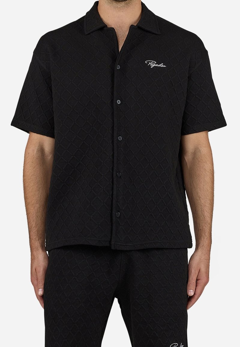 Zwart shirt met korte mouwen met een gestructureerd diamantpatroon, knoopsluiting aan de voorkant en geborduurd logo, met een getailleerde kraag en een comfortabele pasvorm.