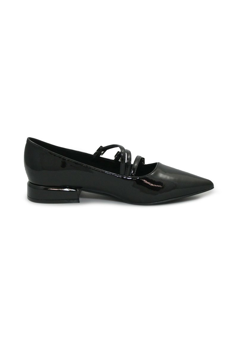 Ballerine in vernice nera con punta affusolata, dotate di eleganti cinturini incrociati decorativi e un tacco basso a blocco per un supporto stabile.