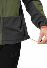 Zelená a šedá bunda se zipovým uzávěrem a elastickým stahováním na spodním lemu. Má dlouhé rukávy a lehkou, texturovanou látku.