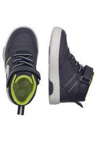 Granatowe sneakersy za kostkę z białymi podeszwami, szarymi sznurowadłami i limonkowymi akcentami. Posiadają pasek z metalową klamrą i teksturowaną cholewkę.