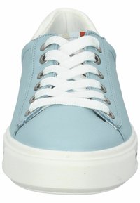 Vaaleansiniset nahkakeng�ät, joissa on valkoiset nauhat ja reiät. Pyöristetty kärki ja karkea valkoinen kumipohja. Minimalistinen muotoilu.