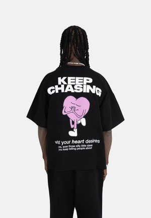 KEEP CHASING UNISEX - T-shirts med print - black