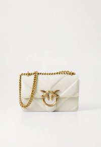 Borsa in pelle bianca con cuciture a spina di pesce, dettagli in oro e tracolla a catena. Dotata di chiusura circolare con accenti a forma di uccello. Design compatto.