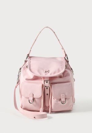 Geantă de umăr roz pal deschis cu închidere cu clapetă, două buzunare frontale cu catarame, curea reglabilă și accesorii în tonuri argintii.