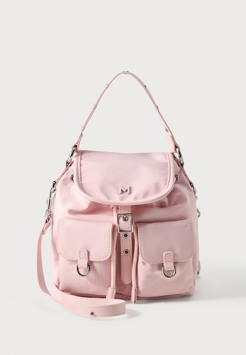 Sac à épaule rose clair avec fermeture à rabat, deux poches avant à boucles, bandoulière réglable et matériel argenté.