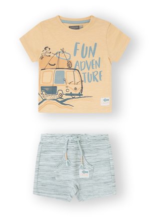Camiseta de algodón amarilla con el texto "DIVERSION EN AVENTURA" y gráfico de una furgoneta camper, combinada con pantalones cortos rayados grises con cintura ajustable.