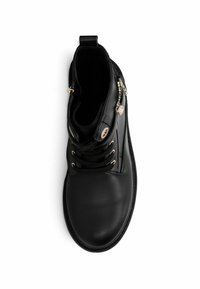 Stivaletto nero alla caviglia in pelle con punta arrotondata, chiusura con lacci sul davanti e cerniere laterali con dettagli in tinta oro. Texture liscia.