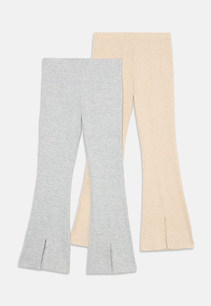 Et par flared leggings i lys grå og beige. Laget av myk stoff med sidesplitt ved kanten. Løs og tettsittende design.