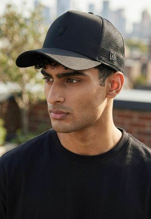 New Era, TRUCKER   METAL LOGO MANCHESTER UNITED UNISEX - Fanartikel - black
