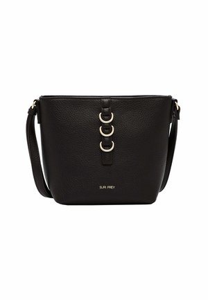 Sac à bandoulière en cuir noir texturé avec sangle réglable, trois détails en anneaux métalliques sur le devant et petit nom de marque "SURI FREY" en bas.