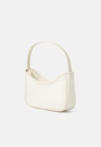 Sac à main en cuir blanc avec une forme courbée, une seule poignée et une fermeture éclair sur le dessus. Texture lisse et design minimaliste.
