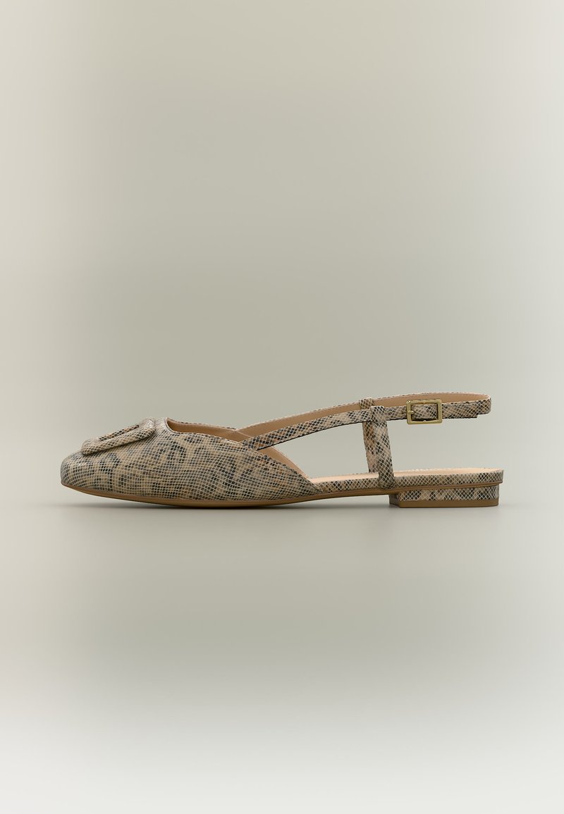 Επίπεδο παπούτσι slingback με μπεζ και μαύρο σχέδιο φιδιού, μυτερή μύτη και μικρό αγκράφα στο λουράκι του αστραγάλου.