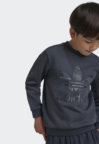 adidas Originals CREW SET - Tuta - carbon