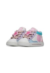 Sneaker alte rosa e blu con accento a forma di stella, punta bianca perforata, color blocking pastello e parte posteriore testurizzata.
