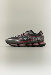 Επιλέχθηκε, black cement/podium red