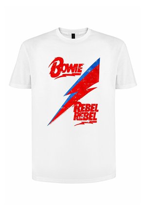 Vit T-shirt med en röd och blå blixt och röd text på framsidan med orden "Bowie" och "Rebel Rebel" i sliten stil.