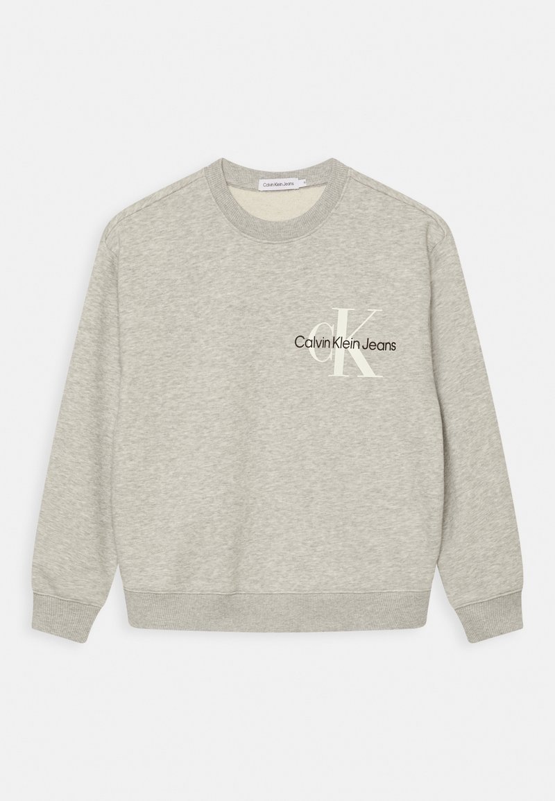Grijze sweatshirt gemaakt van zacht materiaal. Heeft een ronde hals, geribbelde manchetten en zoom, met "Calvin Klein Jeans" en een logo gedrukt op de borst.