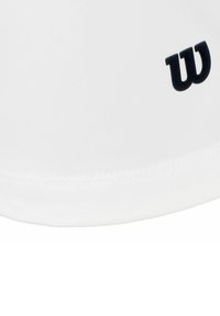 Gorra deportiva blanca con una textura suave, que presenta un logotipo negro "W" en la parte frontal y un dobladillo cosido a lo largo del borde inferior.