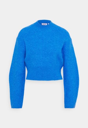 Pull court en maille côtelée bleu vif avec manches longues et col rond haut, étiqueté "Weekday" au niveau du col.