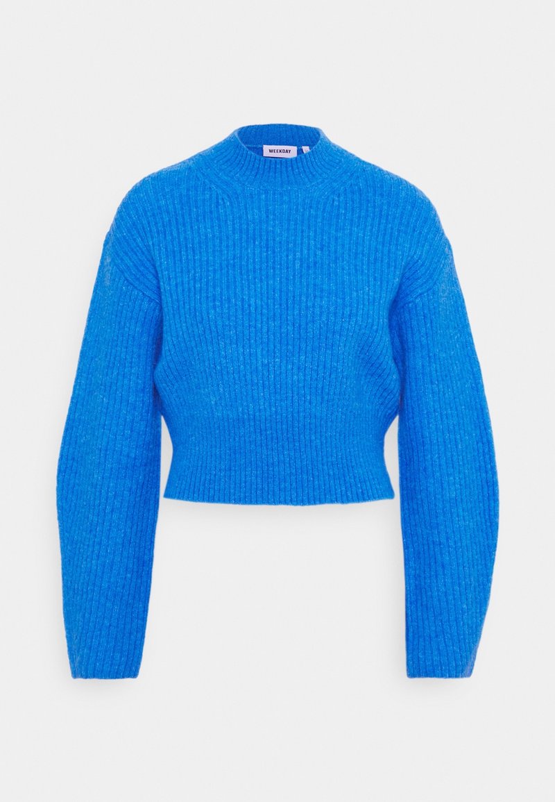 Pull court en maille côtelée bleu vif avec manches longues et col rond haut, étiqueté "Weekday" au niveau du col.