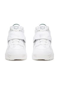 Białe buty sportowe z wysokim wsparciem kostki, gumową podeszwą, siateczkową i skórzaną cholewką, regulowanym paskiem oraz logo Reebok na języku.